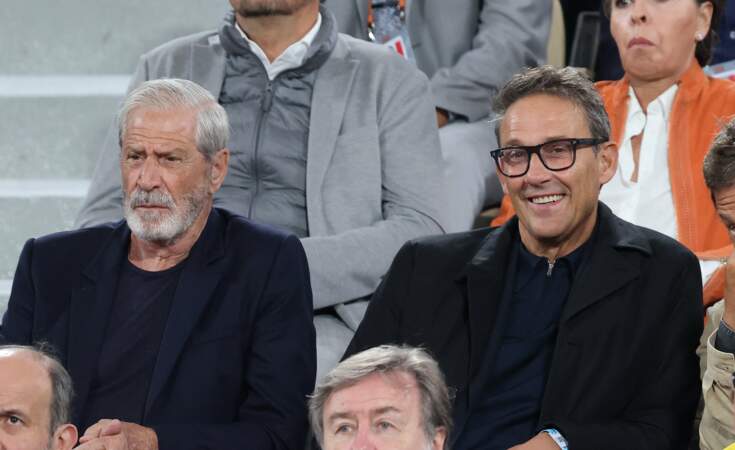 Jean-Claude Darmon et Julien Courbet dans les tribunes de Roland-Garros, le 27 mai 2024
