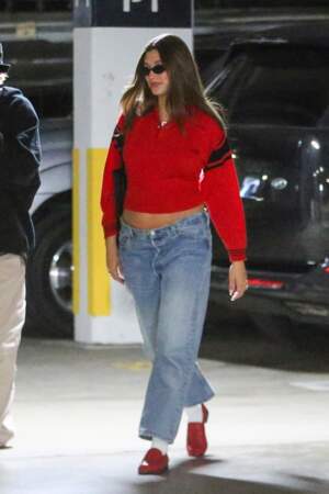 Hailey Bieber en pull rouge, jean et baskets 