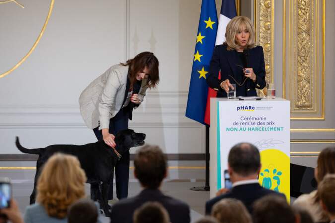 Brigitte Macron, son chien Nemo et Julia Vignali - Remise des prix "Non au Harcèlement 2024" au palais de l'Elysée à Paris. Le 29 mai 2024