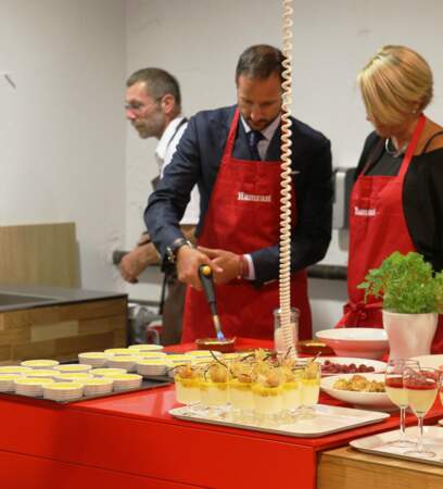 Le prince héritier Haakon et la princesse Mette-Marit visitent les fabricants de cuisines et de cabanes Hamran lors de leur voyage provincial dans le comté de Vest-Agder, à Haegebostad, en Norvège, le 17 septembre 2013