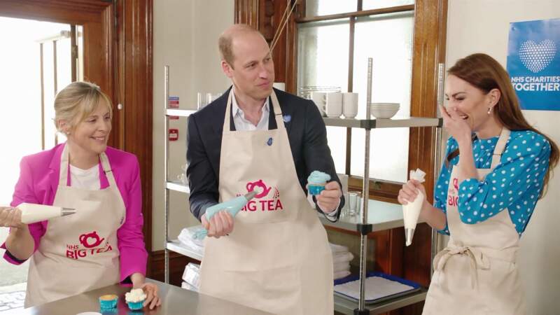 Le prince William et Kate Middleton en pleine confection de gâteaux lors de la soirée NHS Big Tea, le 5 juillet 2023