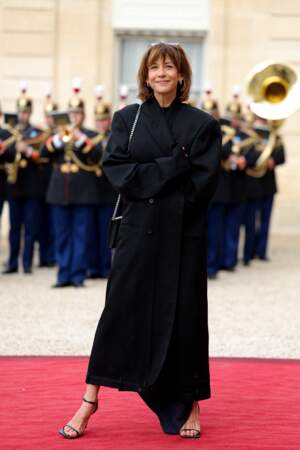 Sophie Marceau en manteau XXL à son arrivée au dîner d'Etat en l'honneur du président chinois Xi Jinping au palais présidentiel de l'Elysée à Paris, le 6 mai 2024