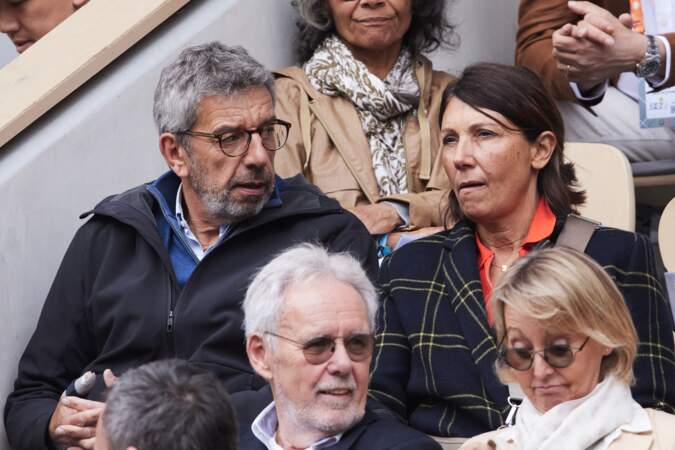 Michel Cymes avec sa femme Nathalie dans les tribunes des Internationaux de France de tennis de Roland Garros 2024 à Paris, France, le 31 mai 2024