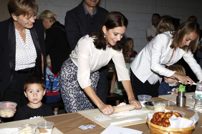 La princesse Mary de Danemark à New York visite le festival North Nordic Food le 27 septembre 2015 et met la main à la pâte 
