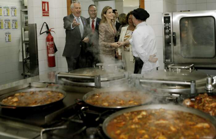 La princesse Letizia visite le siège de l'Association valencienne de charité, à Valence, en Espagne, le 25 novembre 2013