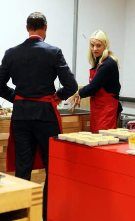 Le couple de princier de Norvège norvégien en cuisine lors de leur visite dans le comté de Vest-Agder, à Haegebostad, en Norvège, le 17 septembre 2013 