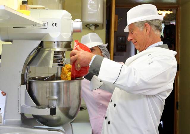 Charles III en visite dans la cuisine d'une ferme appelée The Proof of the Pudding à Alnwick, au Royaume-Uni, le 23 juillet 2012