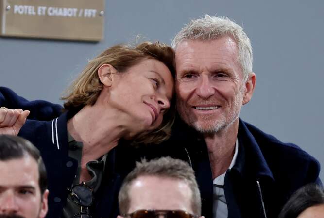 Denis Brogniart et sa femme Hortense, très amoureux dans les tribunes de Roland Garros à Paris, le 31 mai 2024. 