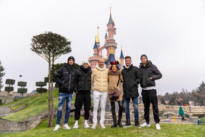 Zinedine Zidane entouré de sa femme Véronique, et de ses fils, Enzo, Luca, Elyaz et Théo à Disneyland Paris, le 5 mars 2022