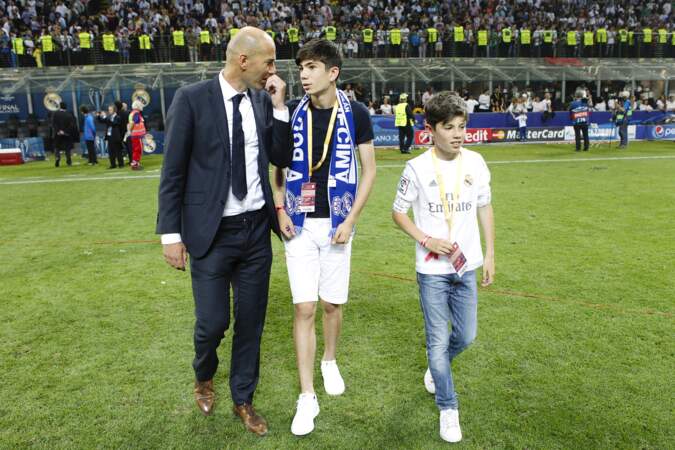 Zinédine Zidane avec ses deux plus jeunes fils Elyaz (né en décembre 2005) et Théo (né en mai 2002) lors de la victoire du Real Madrid face à l'Atlético lors de la Ligue des champions, à Milan, le 28 mai 2016