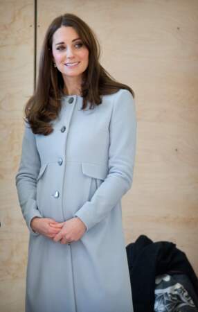 Kate Middleton, enceinte de sa fille Charlotte, dévoile son baby bump lors de l’inauguration du Kensington Leisure Centre à Londres, le 19 janvier 2015