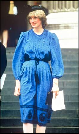 Diana, enceinte du prince William, dévoile son baby bump en 1982