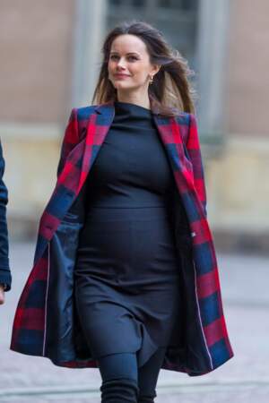 La princesse Sofia de Suède, enceinte de son troisième enfant Julian, dévoile son baby bump lors de la distribution des arbres de Noël au palais royal de Stockholm, le 16 décembre 2020