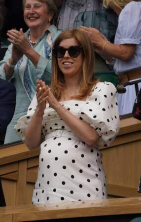 La princesse Beatrice d'York, enceinte de sa fille Sienna Elizabeth, dévoile son baby bump au tournoi de Wimbledon, le 8 juillet 2021
