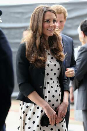 Kate Middleton, enceinte de son premier enfant George, dévoile son baby bump lors d'une visite des studios Warner Bros à Watford, le 26 avril 2013