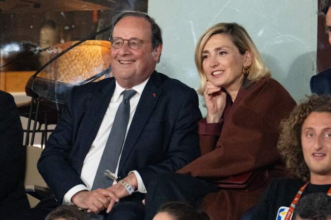 Francois Hollande et son épouse Julie Gayet ont été aperçus dans les tribunes de Roland-Garros, ce mardi 4 juin. 