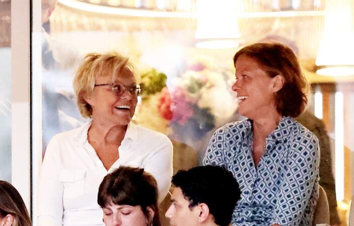 Muriel Robin et sa compagne Anne Le Nen dans les tribunes de Roland-Garros, à Paris, le 4 juin 2024.