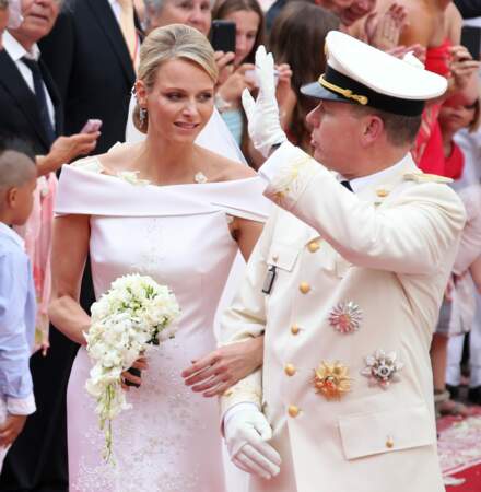 Charlene de Monaco se marie avec le prince Albert avec un bouquet à base de muguet, de gardénia et de fleurs d'orchidées