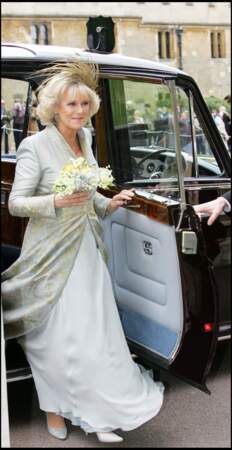Camilla et son bouquet de fleurs fraîches pour son mariage avec Charles 