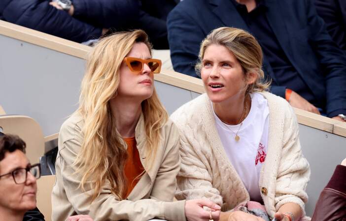 Cécile Cassel et Alice Taglioni, dans les tribunes de Roland-Garros, à Paris, le 5 juin 2024.