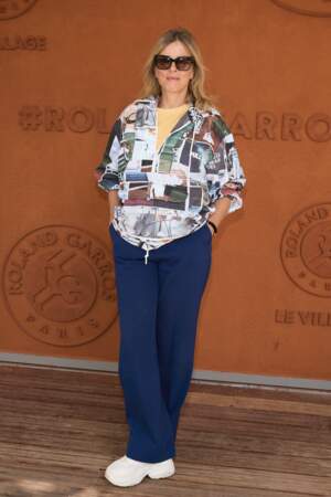 Karin Viard à Roland Garros en tenue casual, le 26 mai 2024