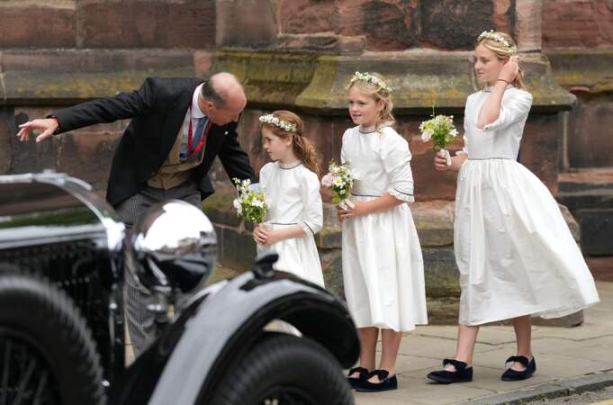 Les demoiselles d'honneur attendent avec impatience l'arrivée de la mariée Olivia Henson à la cathédrale de Chester, le 7 juin 2024
