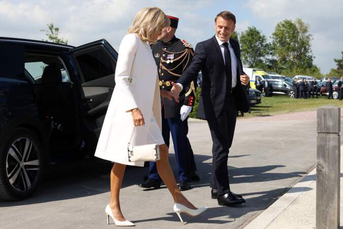 Brigitte Macron chic avec Emmanuel Macron lors du 80e anniversaire du débarquement, le 6 juin 2024