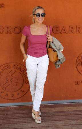 Anne-Sophie Lapix en body, jean blanc et espadrilles à Roland Garros,  le 7 juin 2024