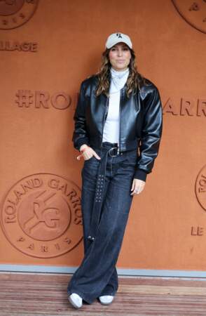 Laury Thilleman en perfecto en cuir et jean wide-leg à Roland Garros, le 29 mai 2024
