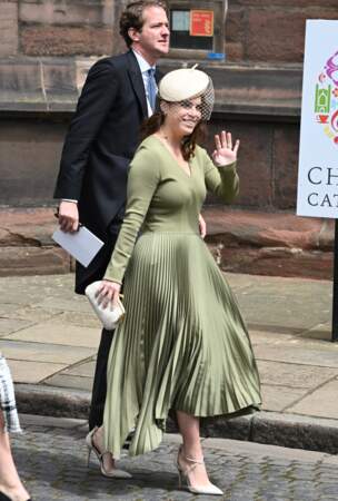 La princesse Eugenie d'York salue la foule à son arrivée au mariage de Hugh Grosvenor et Olivia Henson, le 7 juin 2024