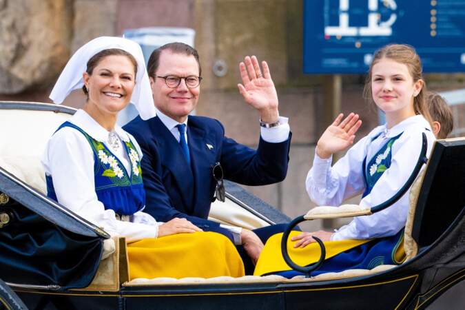 Souriants, la princesse Estelle et ses parents, la princesse héritière Victoria et le prince Daniel, ont salué la foule lors de la parade pour la Fête Nationale à Stockholm. 6 juin 2024