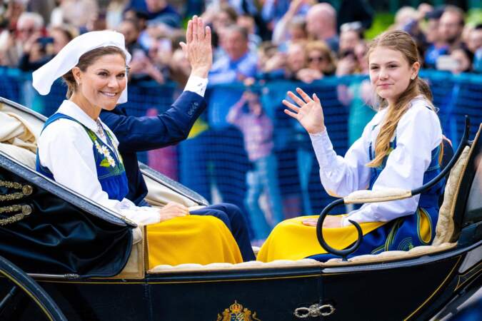 Le princesse héritière Victoria et sa fille, la princesse Estelle, en costumes folkloriques lors de la parade pour la fête nationale suédoise à Stockholm. 6 juin 2024. 