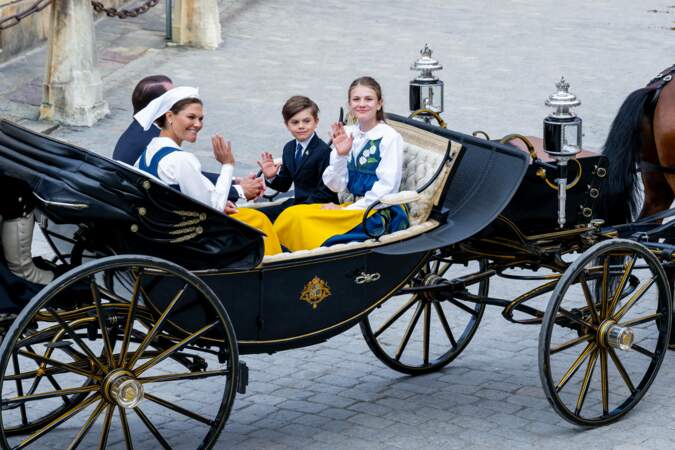 La princesse héritière Victoria et ses enfants saluant la foule à bord de leur calèche, en direction du  Musée en plein air de Skansen. 6 juin 2024. 