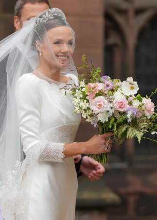 La mariée a accessoirisé sa tenue d'un bouquet de fleurs champêtres. 