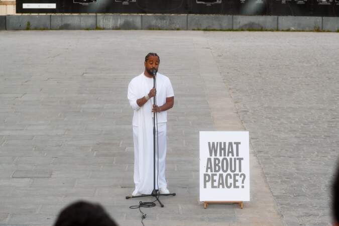 Au cours de son interprétation, Slimane a dévoilé un panneau sur lequel il était inscrit : "What about peace ?" qui fait écho aux paroles de sa chanson. 