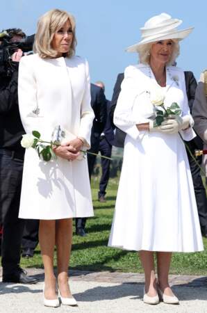 Brigitte Macron et Camilla Parker Bowles, reine consort d'Angleterre, en total look monochrome, lors de la cérémonie franco-britannique au mémorial de Ver-sur-mer, lors du 80e anniversaire du débarquement, le 6 juin 2024