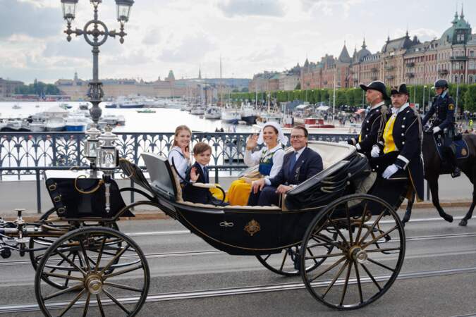 La princesse Victoria, le prince Daniel, la princesse Estelle et le prince Oscar lors de la parade pour la Fête Nationale à Stockholm. 6 juin 2024