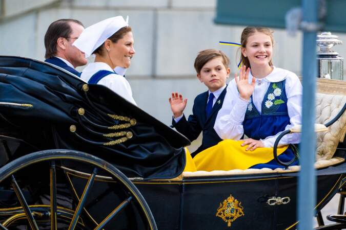 La princesse Estelle était très souriante durant la parade de la fête nationale. Son petit frère est apparu plus réservé. 6 juin 2024.  