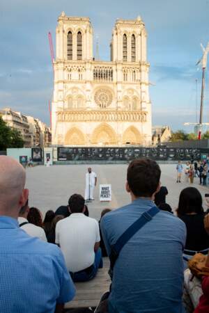 Alors que les rayons du soleil illuminaient la cathédrale, l'artiste a commencé à chanter face aux personnes présentent et à 5 caméras qui enregistraient sa performance. 