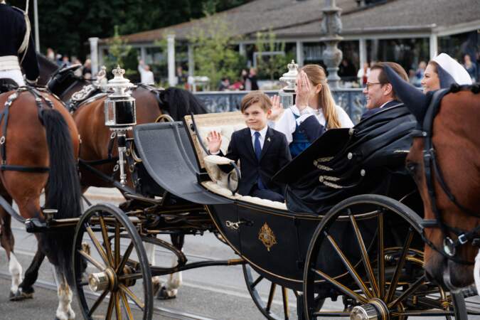 Le prince Oscar saluant la foule lors de fête nationale suédoise. 6 juin 2024. 
