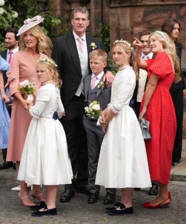 Edwina, la sœur du marié, en rose poudré, accompagnée de son époux, Dan Snow et de leurs trois enfants, ainsi que de Lady Viola Grosvenor, en rouge (l'autre sœur du marié).