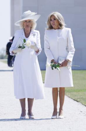Camilla Parker Bowles, reine consort d'Angleterre et Brigitte Macron, tout en chic lors de la cérémonie franco-britannique au mémorial britannique de Ver-sur-mer, France, le 6 juin 2024