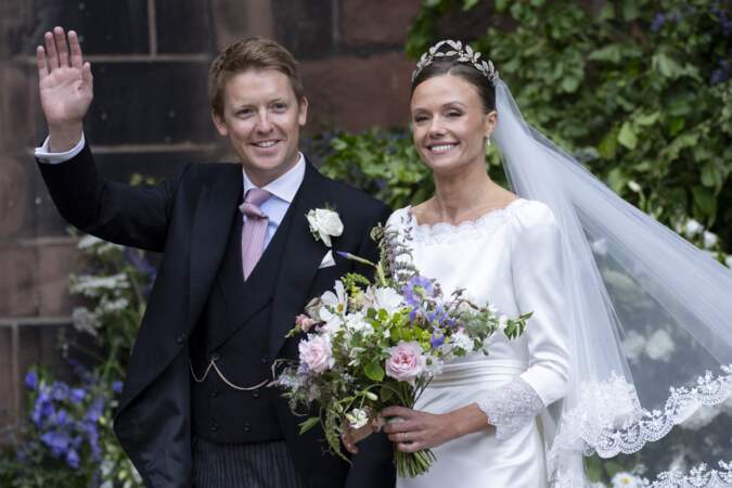 Hugh Grosvenor et Olivia Henson, jeunes mariés comblés, à la sortie de la cathédrale de Chester, le 7 juin 2024