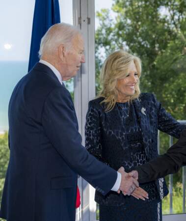 La Première dame Jill Biden, en tailleur à imprimé animalier, et le président américain Joe Biden, lors du 80ème anniversaire du débarquement à Colleville-sur-Mer, le 6 juin 2024