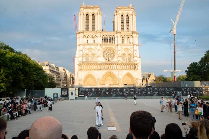 Jeudi 6 juin, Slimane s'est installé sur le parvis de Notre-Dame pour interpréter son nouveau titre "Résister" et réaliser un clip de façon improviser. 