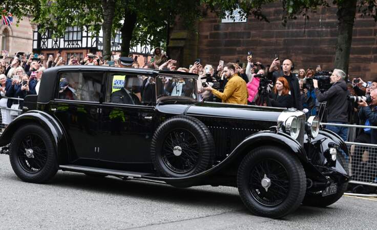 Le père et sa fille sont arrivés sur place dans une Bentley vintage noire.