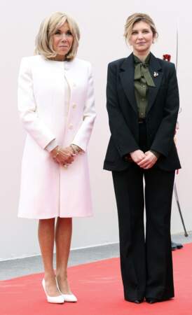 Brigitte Macron et la Première Dame ukrainienne Olena Zelenska, en tailleur, au 80ème anniversaire du débarquement en Normandie, le 6 juin 2024