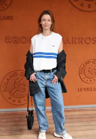 Audrey Marnay en pull sans manche et jean à Roland Garros, le 30 mai 2024