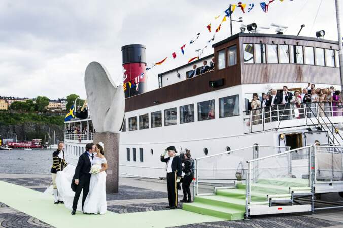 La princesse Madeleine de Suède et Chris O'Neil rejoignent un bateau lors de leur mariage à Stockholm, le 8 juin 2013