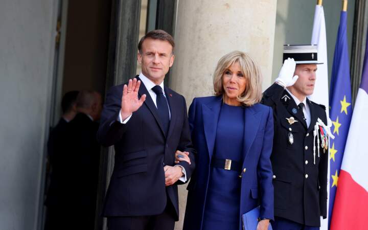 Emmanuel et Brigitte Macron attendent l'arrivée de Joe Biden, le président américain et de sa femme, à l'Élysée, le 8 juin 2024.
